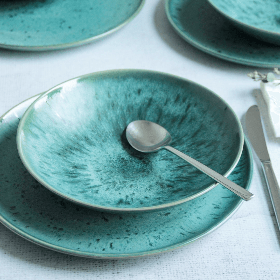 zwei Teller mit einem Löffel